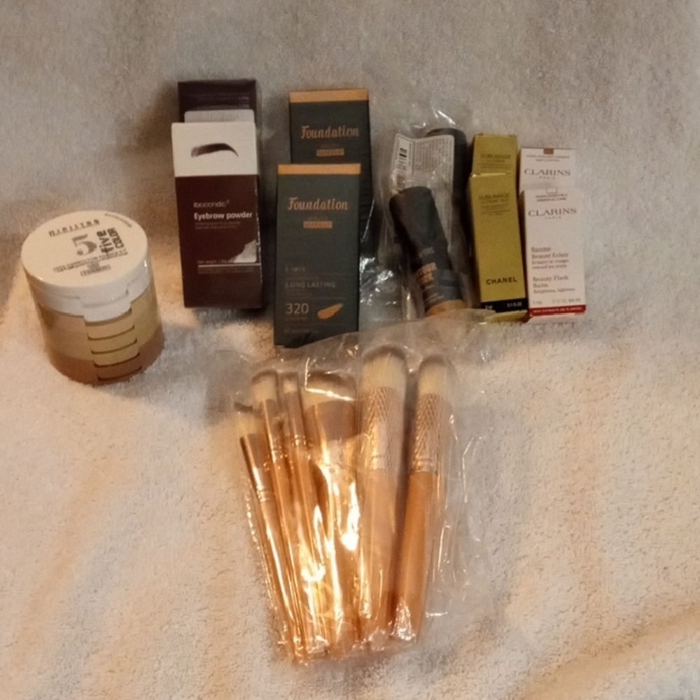 Clarins & Chanel Mixed Women’s Makeup Set in Gold and Black